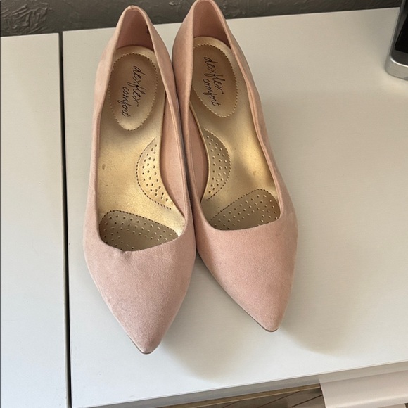 Light pink velvety small heel. - Picture 6 of 9